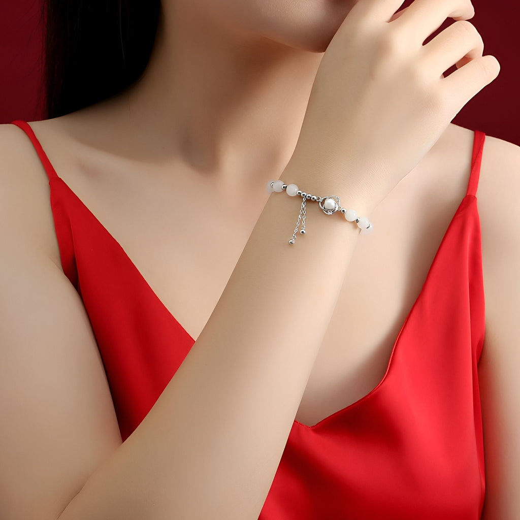 Bracelet argent sterling femme orné de pierres de jade blanches, design délicat Alizée.