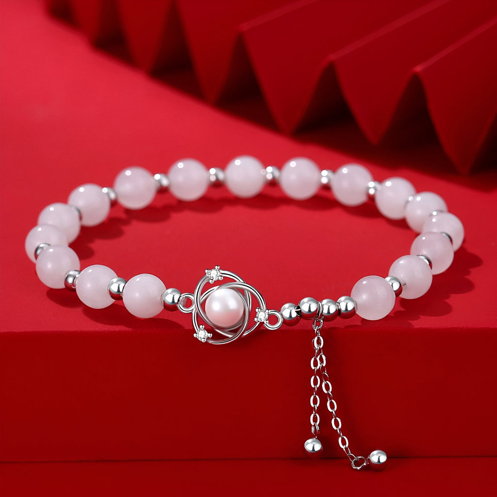 Bracelet en argent sterling avec perles roses et chaîne réglable, modèle féminin élégant.