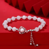 Bracelet en argent sterling avec perles roses et chaîne réglable, modèle féminin élégant.