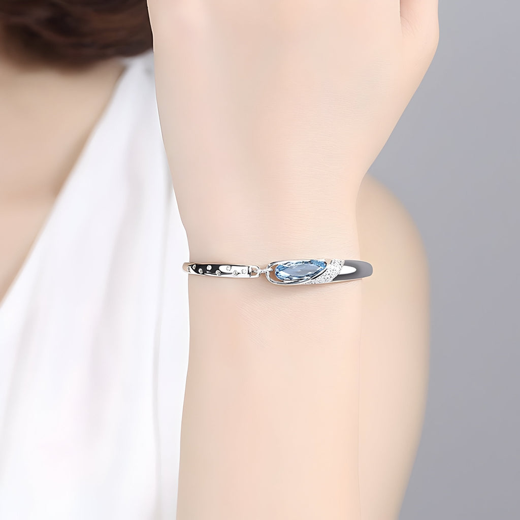 Bracelet fin en argent sterling avec pierre bleue facettée brillante, modèle élégant Molly.