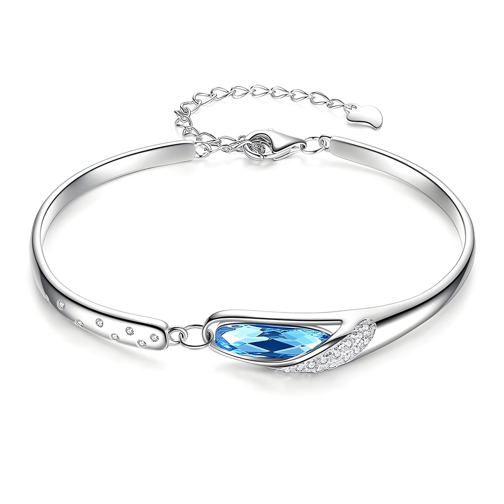 Bracelet en argent sterling fin avec pierre bleue en forme de goutte et petits cristaux blancs décoratifs.