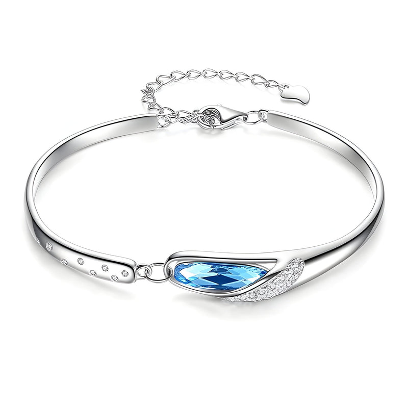 Bracelet en argent sterling fin avec pierre bleue en forme de goutte et petits cristaux blancs décoratifs.