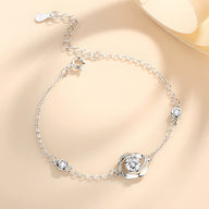 Bracelet fin en argent sterling avec pierre centrale en oxyde de zirconium et deux petites pierres sur chaîne délicate.