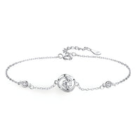 Bracelet en argent sterling avec zirconium central rond et deux petits zirconiums sur chaîne fine.