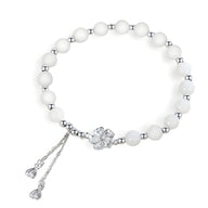 Bracelet en argent sterling avec perles blanches de jade et fermoir ajustable orné de petits cristaux.