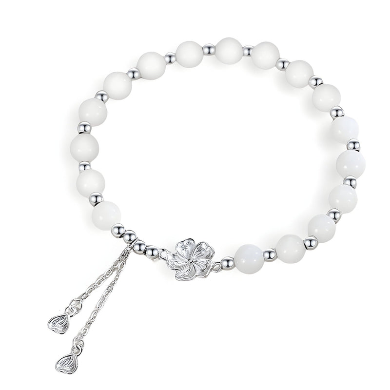 Bracelet en argent sterling avec perles blanches de jade et fermoir ajustable orné de petits cristaux.