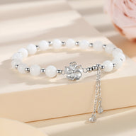 Bracelet femme perles blanches en argent sterling avec fleur et chaînes pendantes.