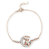 Bracelet fin en or rosé avec pendentif Petit Prince et cristaux étincelants.