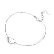 Bracelet fin en argent sterling avec pendentif smiley ajouré, fermoir ajustable.
