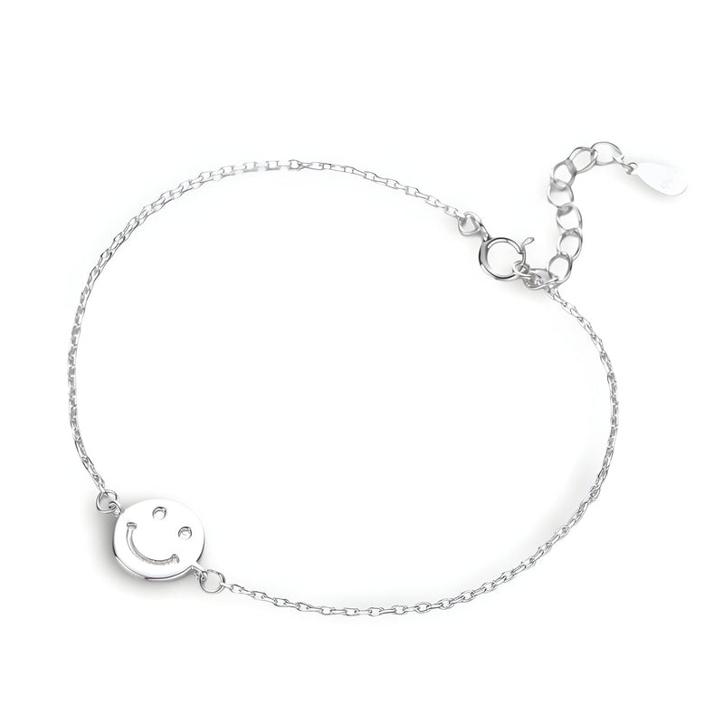 Bracelet fin en argent sterling avec pendentif smiley ajouré, fermoir ajustable.