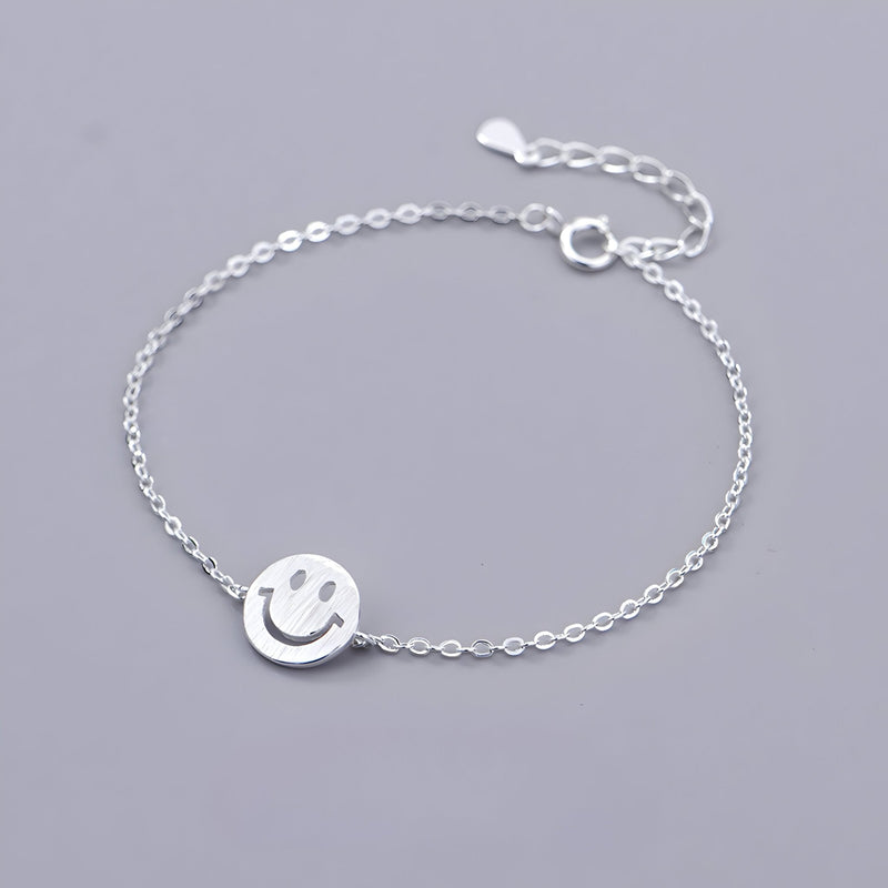 Bracelet fin en argent sterling avec pendentif smiley rond poli, fermoir ajustable.