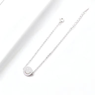 Bracelet fin en argent sterling avec pendentif rond smiley gravé, fermoir mousqueton.