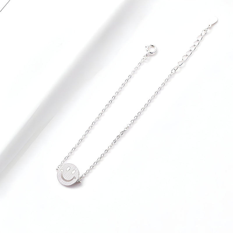 Bracelet fin en argent sterling avec pendentif rond smiley gravé, fermoir mousqueton.