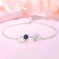 Bracelet en argent sterling avec pendentif soleil noir et nuage délicat sur chaîne fine.