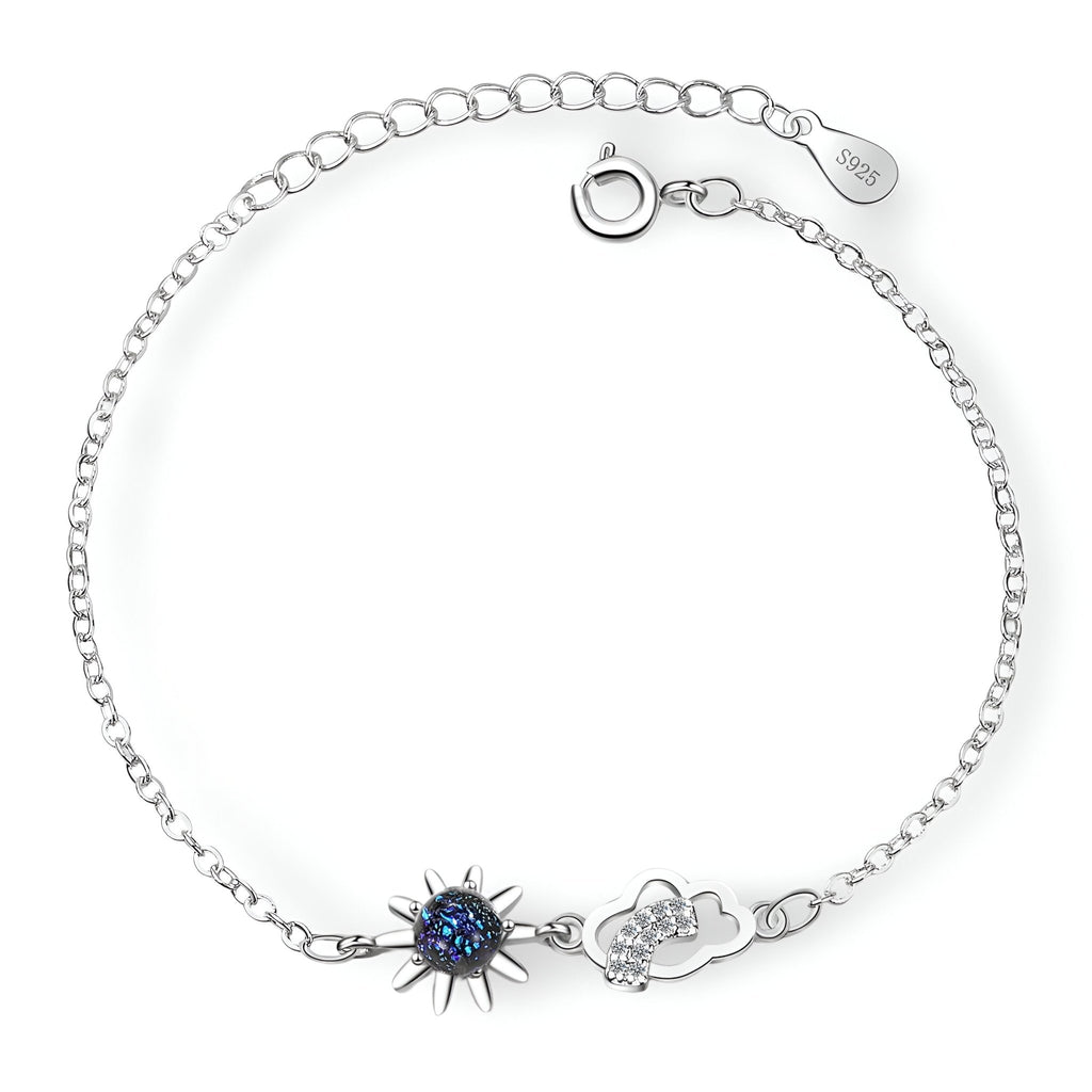 Bracelet en argent sterling avec pendentif soleil noir orné de cristaux bleus et nuage délicat.