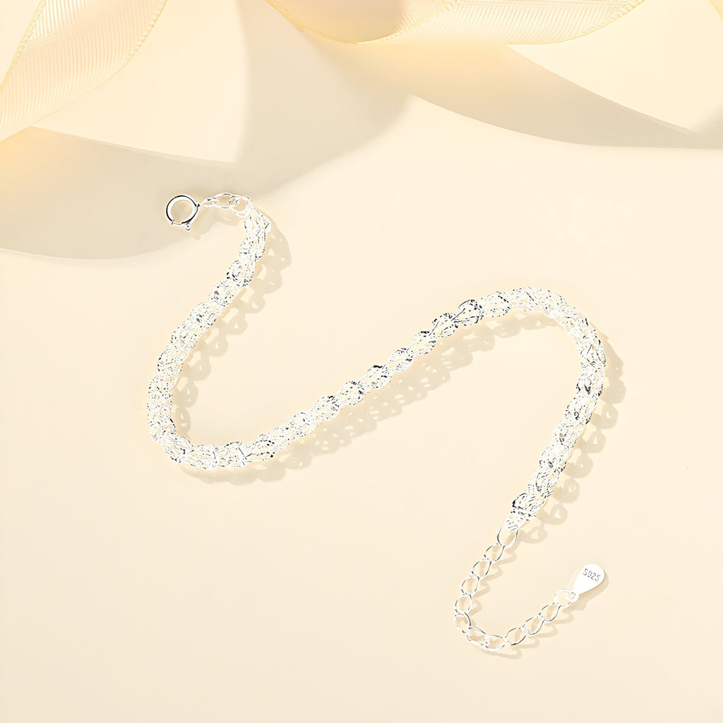 Bracelet torsadé en argent sterling avec fermoir à ressort et chaîne de réglage.