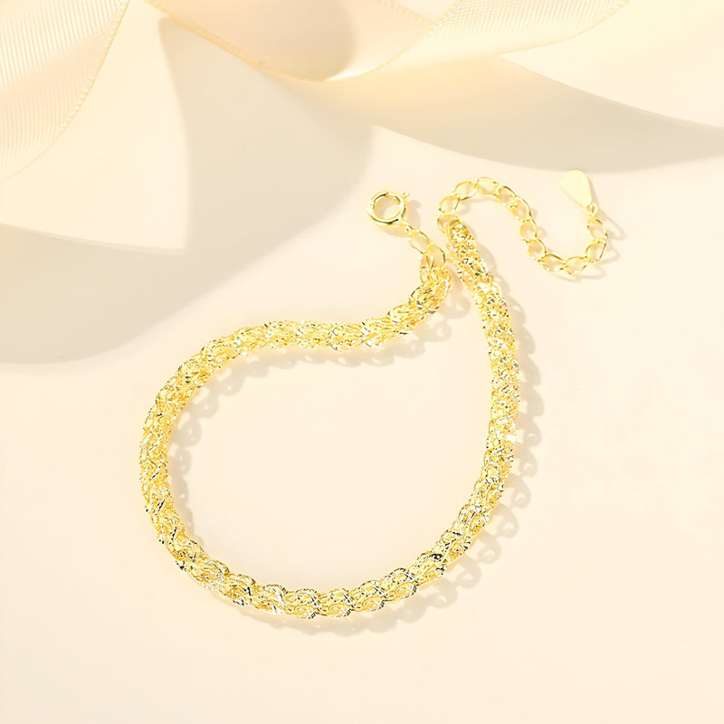 Bracelet torsadé en argent sterling finition dorée avec fermoir mousqueton et chaîne d'extension.