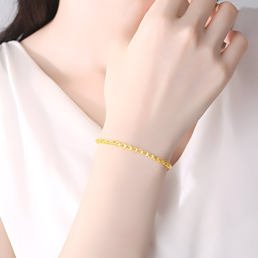 Bracelet torsadé en argent sterling doré pour femme, design fin et élégant.