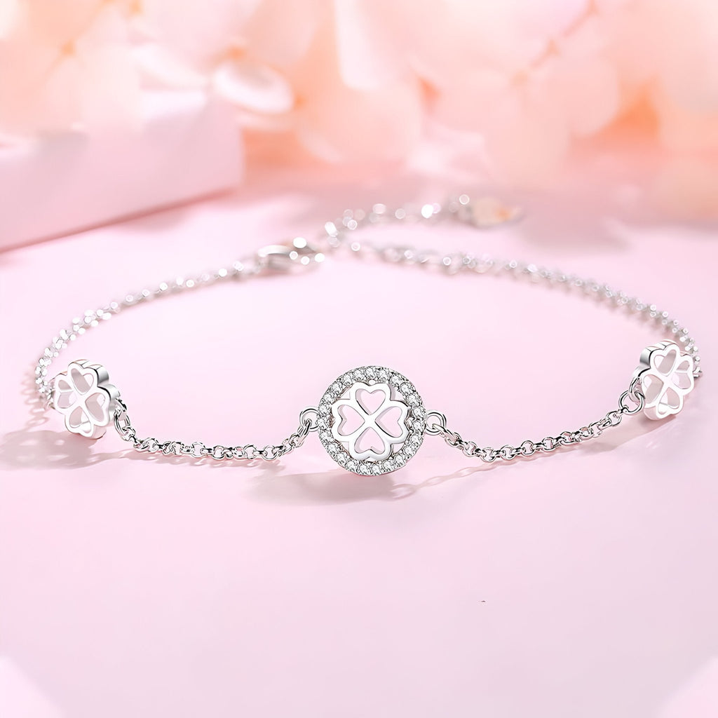 Bracelet en argent sterling avec trois motifs trèfle à quatre feuilles et chaîne fine.