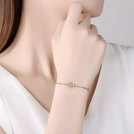 Bracelet fin en argent sterling avec pendentif trèfle à quatre feuilles, modèle Selma, porté au poignet féminin.