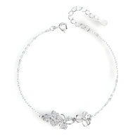 Bracelet en argent sterling fin avec pendentifs trèfle à trois feuilles délicats et chaîne ajustable.