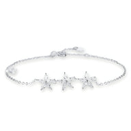 Bracelet fin en argent sterling avec trois étoiles délicates en chaîne ajustable.