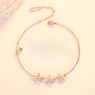 Bracelet fin en argent sterling avec trois étoiles ornées de petits diamants scintillants.