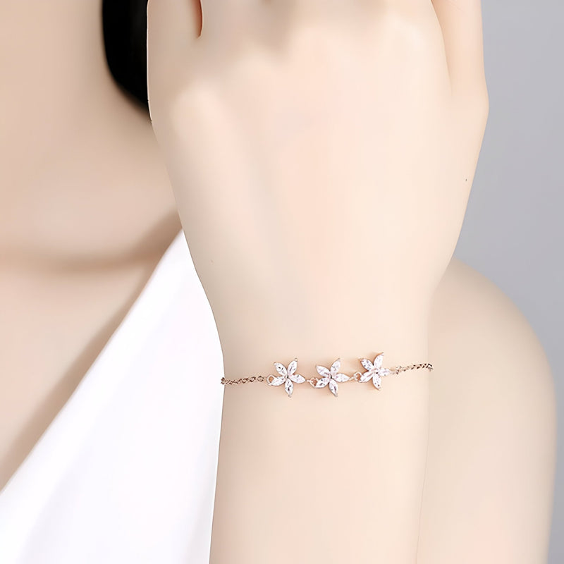 Bracelet fin en argent sterling avec trois étoiles délicates sur chaîne élégante.
