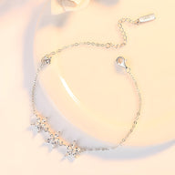 Bracelet en argent sterling avec trois étoiles filigranées et chaîne fine réglable.