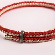 Bracelet tressé rouge et beige en argent sterling avec fermoir fer à cheval modèle Léopold.