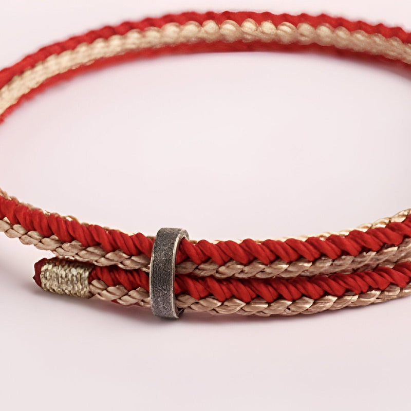 Bracelet tressé rouge et beige en argent sterling avec fermoir fer à cheval modèle Léopold.