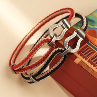 Bracelet en argent sterling avec cordon tressé noir et rouge, fermoir en forme de fer à cheval, modèle Léopold.