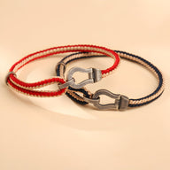 Bracelet en argent sterling avec corde tressée noire et rouge, fermoir fer à cheval élégant.
