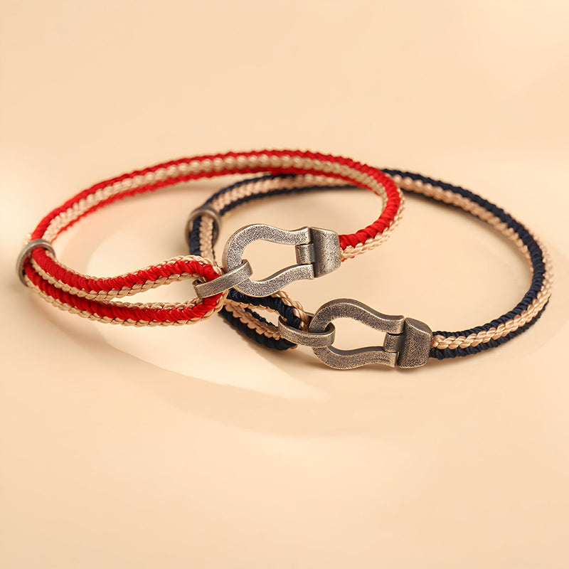 Bracelet en argent sterling avec corde tressée noire et rouge, fermoir fer à cheval élégant.