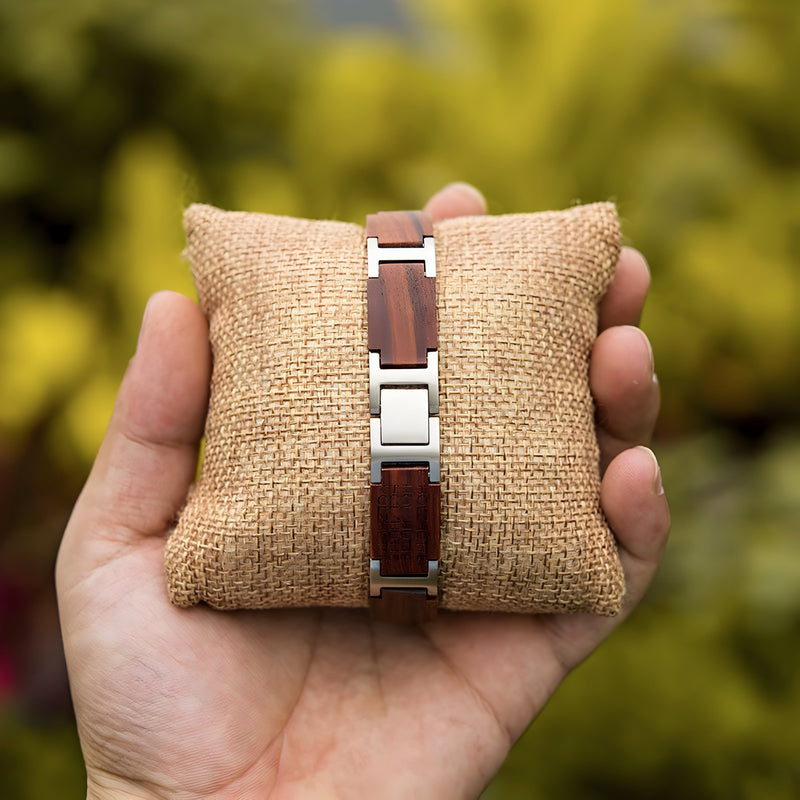 Bracelet homme en bois d'acajou marron avec maillons argentés, design moderne et épuré.