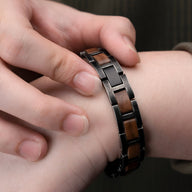Bracelet homme noir en acier avec inserts en bois de noyer marron, style naturel et moderne.