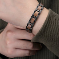 Bracelet homme en bois de noyer marron avec maillons en métal noir effet naturel.