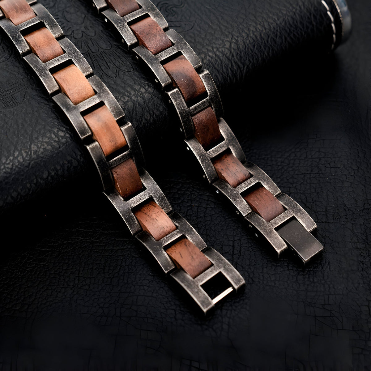 Bracelet homme en bois de noyer marron avec maillons métalliques argentés, style naturel et moderne.