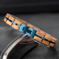 Bracelet masculin en bois de noyer beige avec éclats et maillons bleus, modèle Geoffroy.