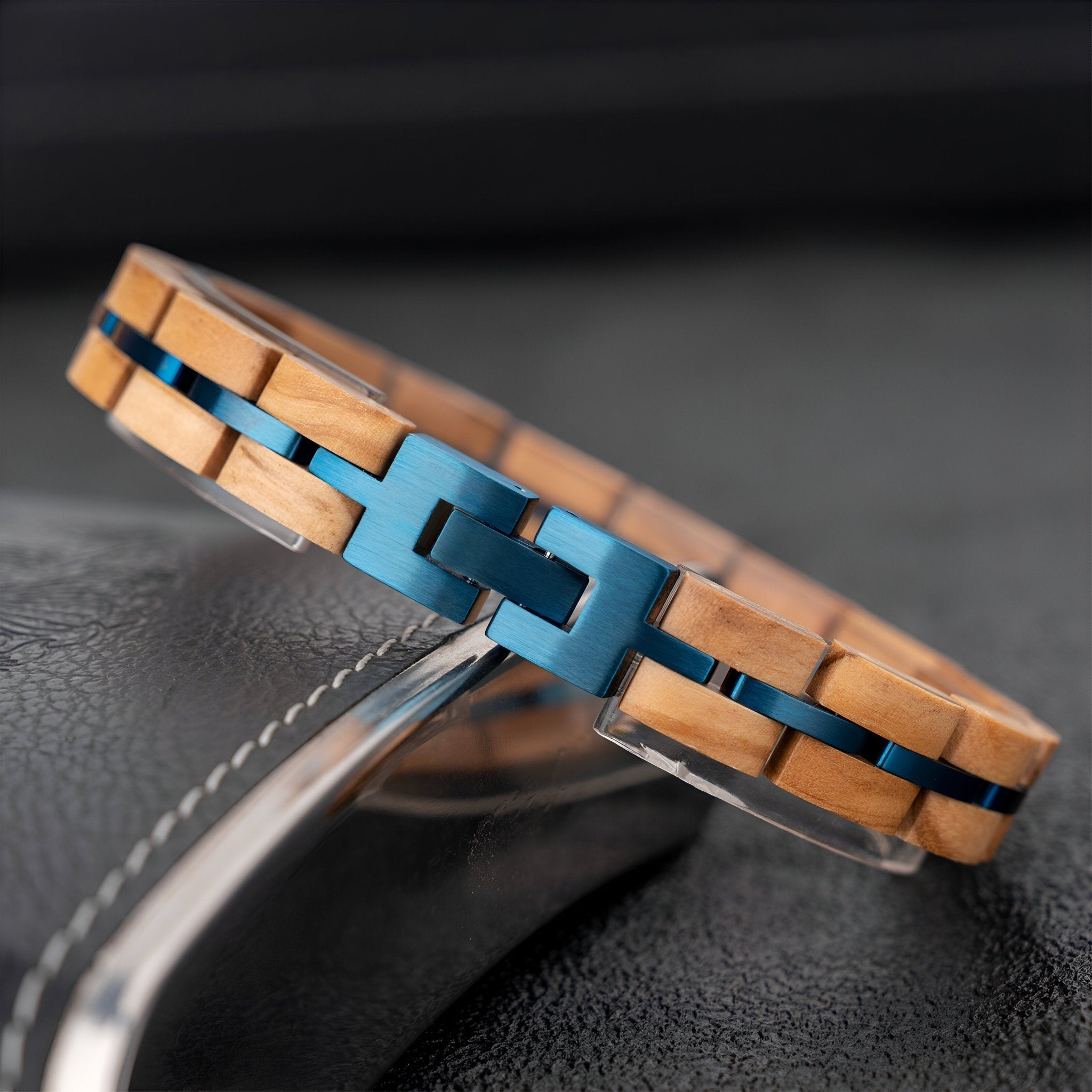 Bracelet en bois de noyer pour homme, aux éclats bleus, modèle Geoffroy - La Boutique du Bracelet