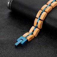 Bracelet homme en bois de noyer beige avec éclats bleus et fermoir bleu mat.