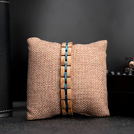 Bracelet en bois de noyer beige avec éclats bleus, design maillons carrés, style masculin.