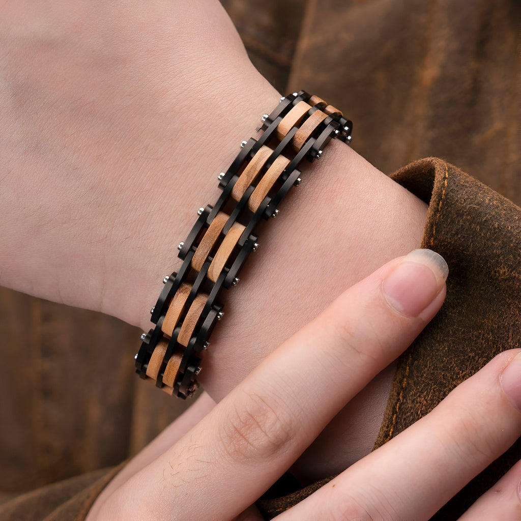 Bracelet homme en bois de noyer noir et marron aux lignes géométriques modernes.