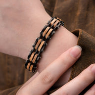 Bracelet homme en bois de noyer noir et marron aux lignes géométriques modernes.