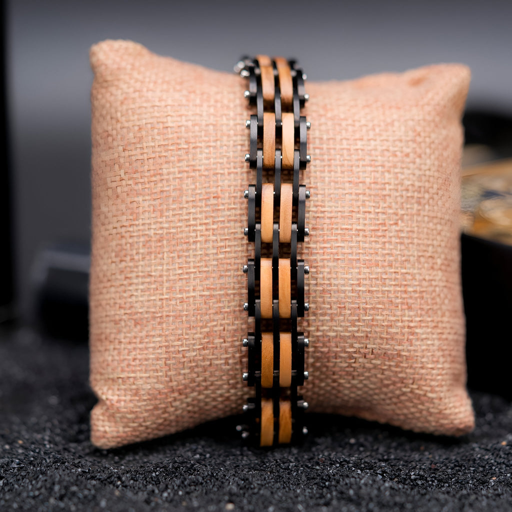 Bracelet en bois de noyer noir et marron pour homme avec maillons métalliques noirs et design aux lignes pures.