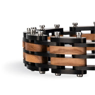 Bracelet homme en bois de noyer noir et marron avec des lignes géométriques et des rivets métalliques argentés.