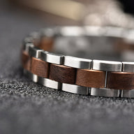Bracelet homme en bois de noyer marron avec maillons en acier argenté, style moderne et élégant.