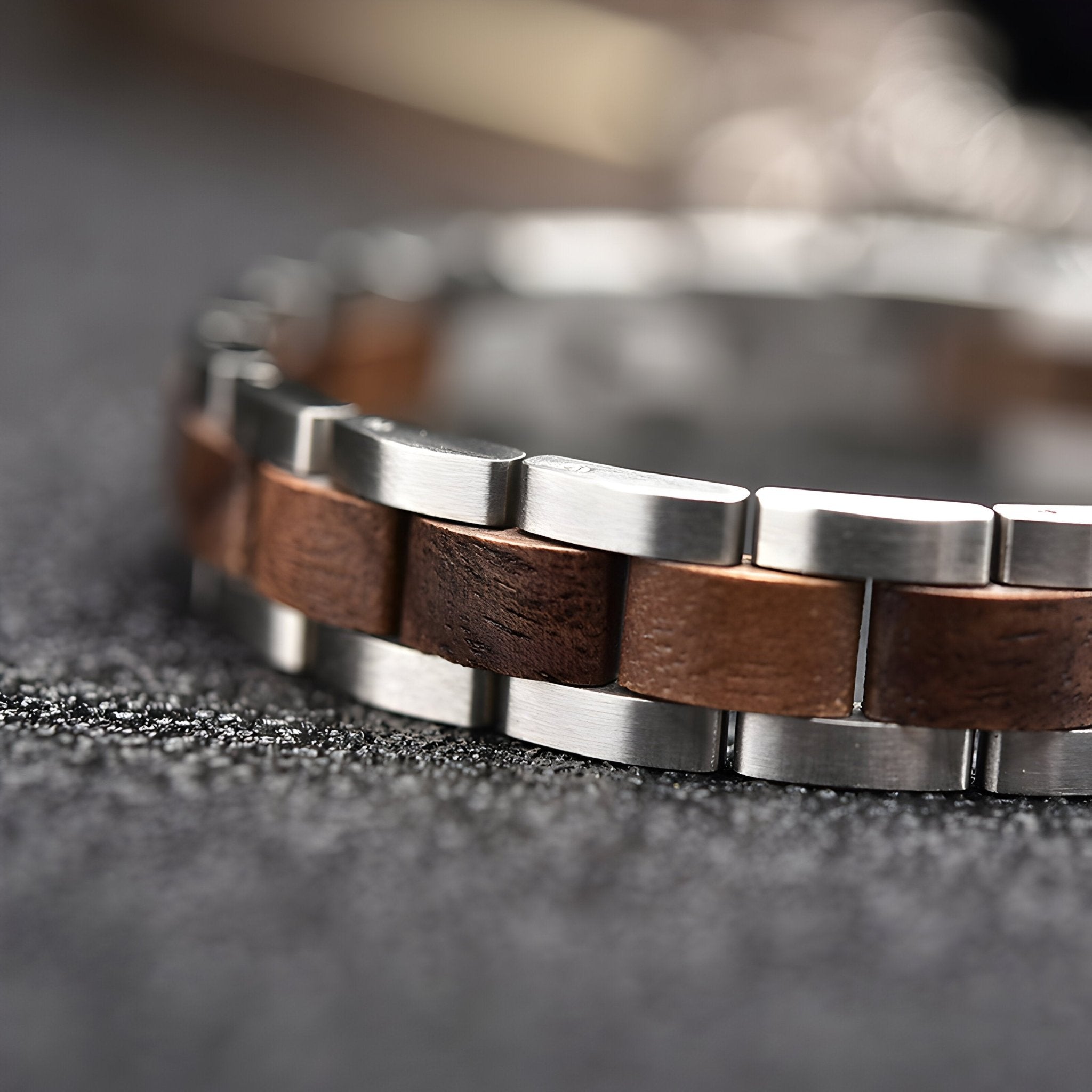 Bracelet en bois de noyer pour homme, aux reflets éclatants, modèle Grégoire - La Boutique du Bracelet