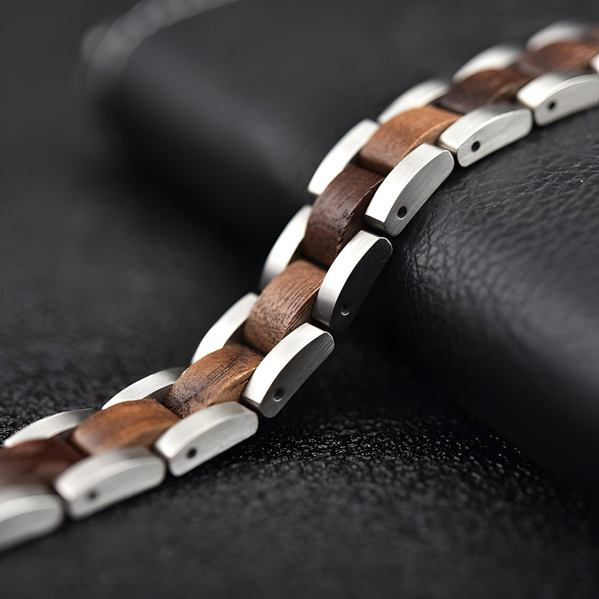 Bracelet pour homme en bois de noyer marron avec maillons argentés éclatants, style élégant et moderne.