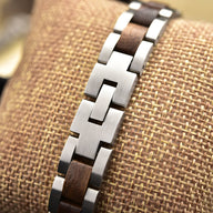 Bracelet homme en bois de noyer marron avec maillons en acier argenté finition brossée.